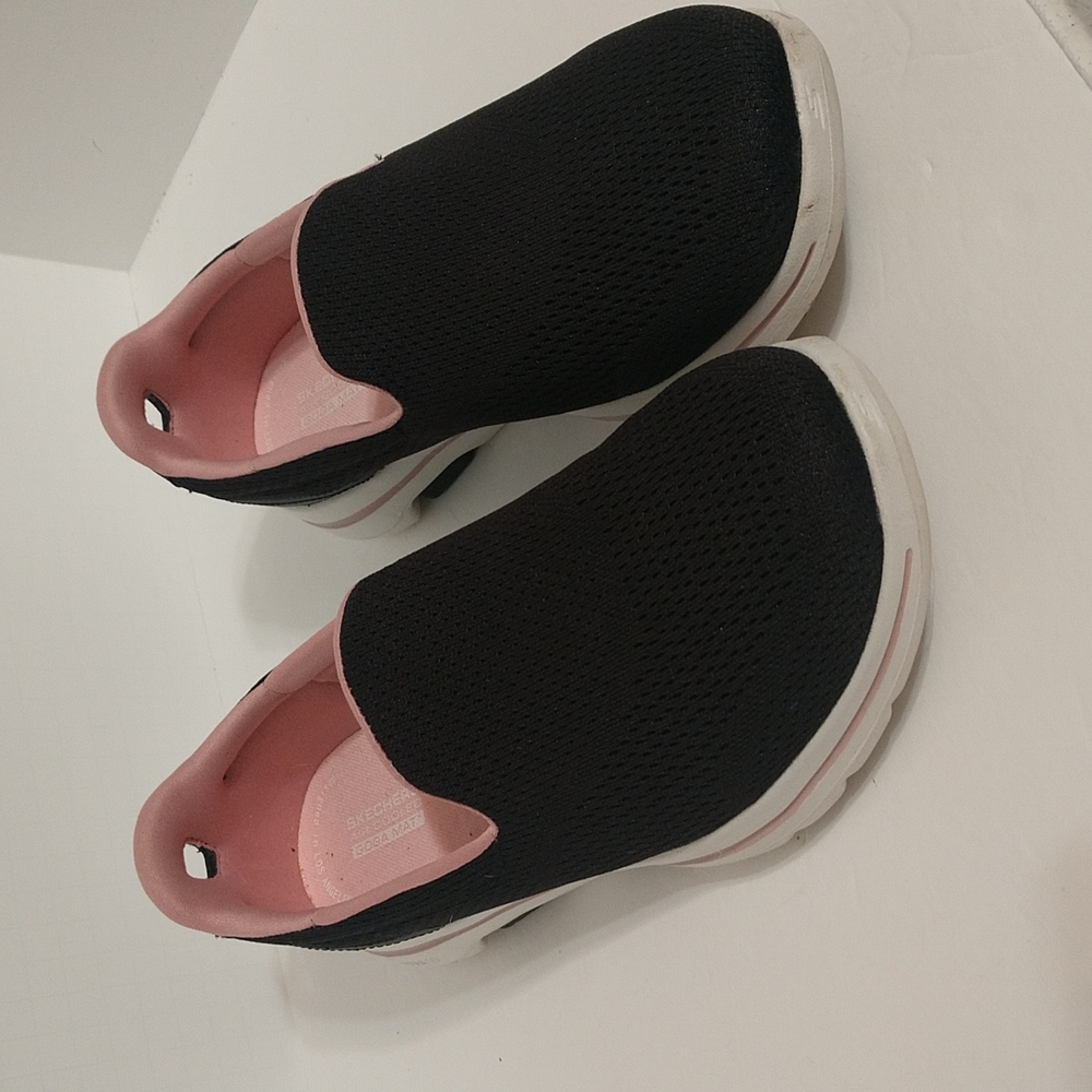 Black Skechers w/ Pink Trim Slip Ons sz 8.5